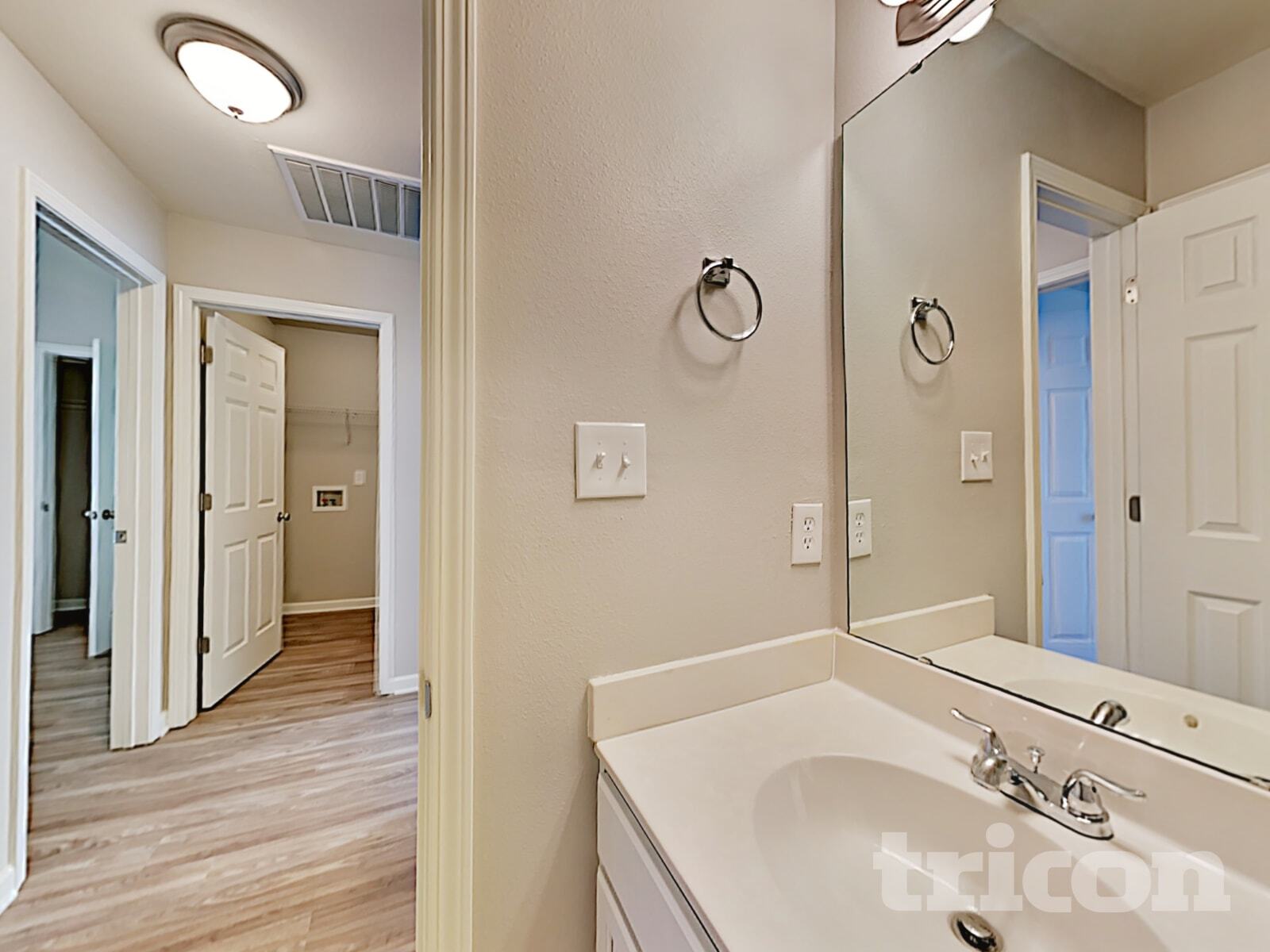 Building Photo - 10333 Hugue Way