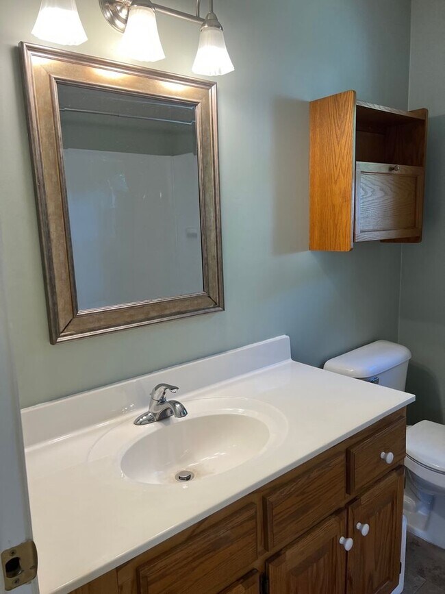 Building Photo - Three bedroom, 1 bath house in Burlington