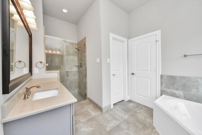 Building Photo - 6243 Garden Lakes Ln