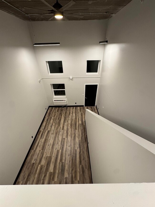 Building Photo - 826 W 8th St