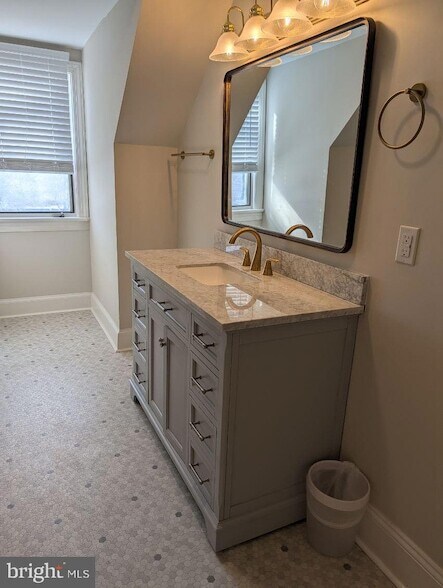 Building Photo - 295 Bay St