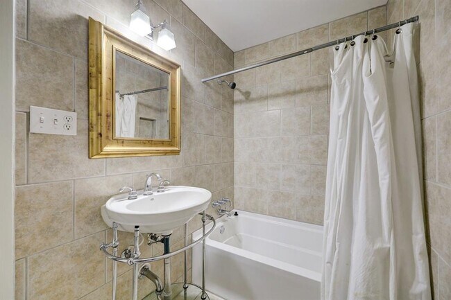 Building Photo - 7519 Schiller-