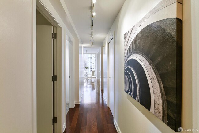 Building Photo - 425 1st St