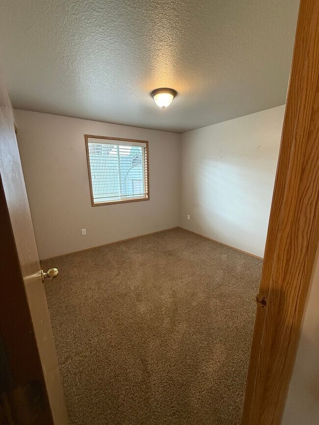 Building Photo - Woodland Ranch 3Bd/2Ba Home with Large Fully Fenced Yard - Easy Access to I-5