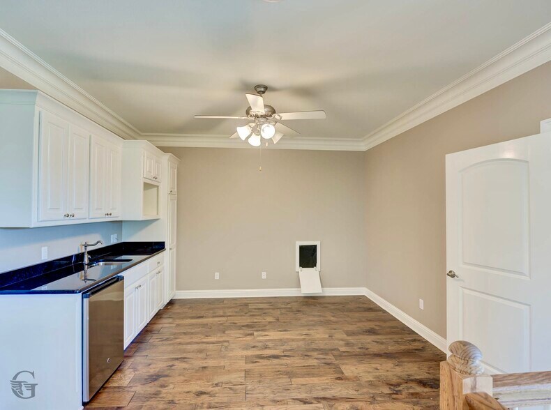 Building Photo - 555 Canterbury Ln