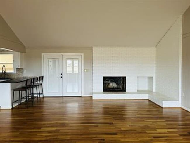 Building Photo - 3/2 Available Now