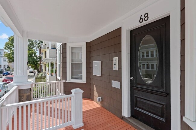 Building Photo - 68 Saxton St