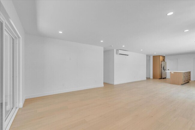 Building Photo - 6915 Encino Ave