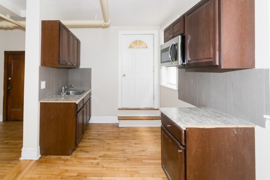 Building Photo - 4830 W Addison St