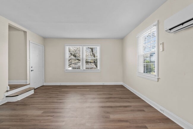 Building Photo - Spacious 1 Bedroom Duplex in Trinity Park, blocks from Duke! - Renovated & Pet Friendly