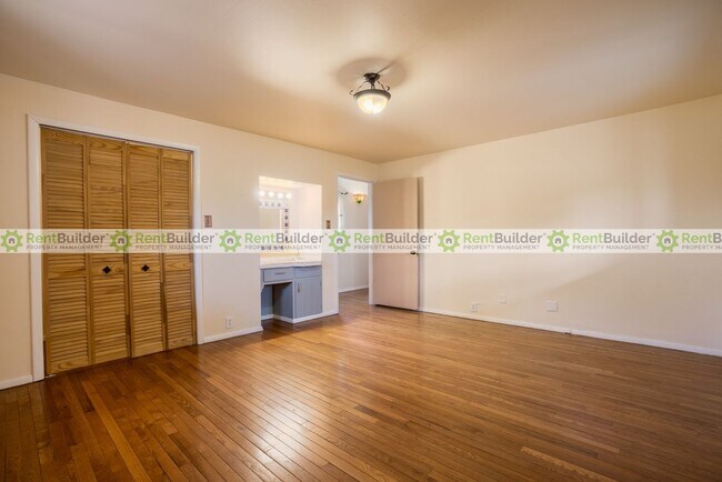 Building Photo - 1301 Alvarado Dr NE