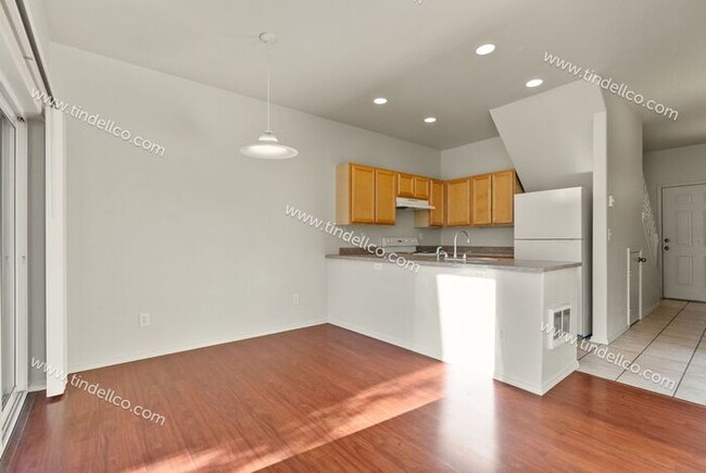 Building Photo - Spacious 2-Bedroom Townhouse with Dual Mas...