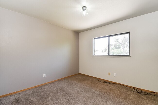 Building Photo - 603 W Routt Ave