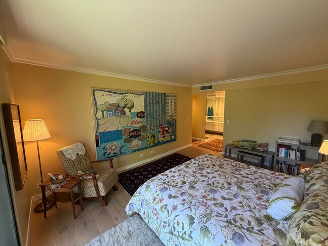 Building Photo - 3 bedroom | 2 bathroom | 4th floor condo in East Sacramento