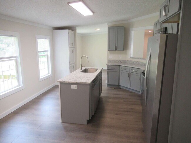 Building Photo - Beautifully Updated Home with Dual Owner S...