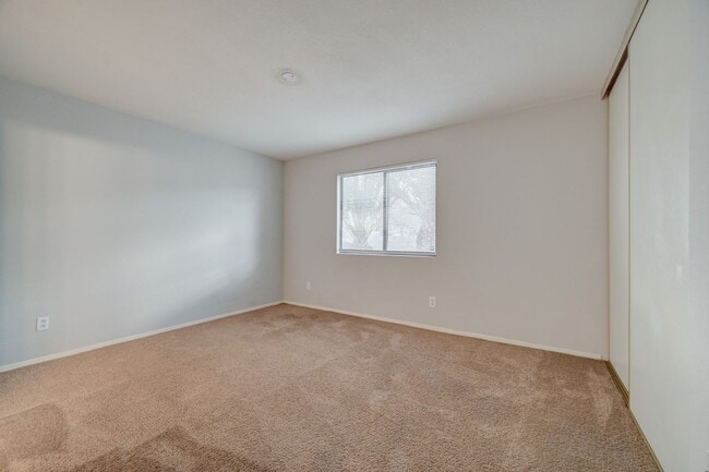 Building Photo - Beautifully remodeled ground-floor, 2 bed 2 bath condo