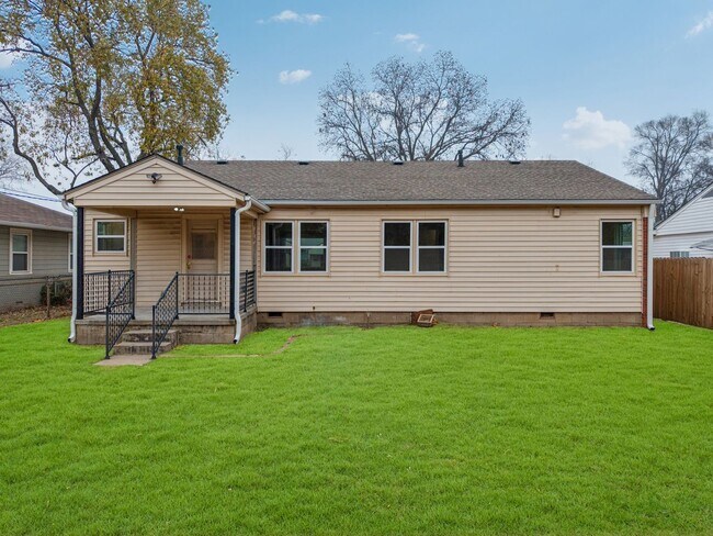 Building Photo - 1348 E 45th Pl