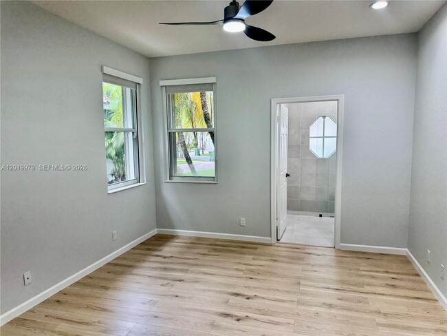 Building Photo - 2525 Bay Pointe Ct
