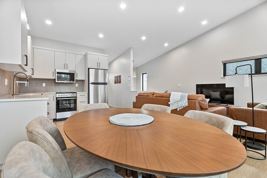 Building Photo - 2517 Vallette St