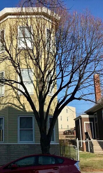 Building Photo - 756 Saratoga St