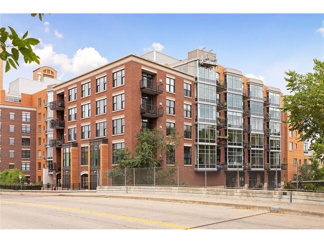 Building Photo - 150 NE 2nd St