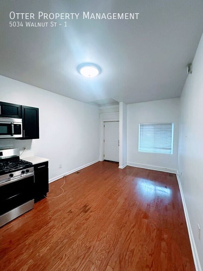 Building Photo - Charming 2BR/1BA with In-Unit Washer/Dryer...