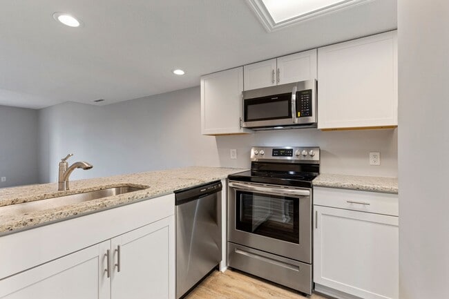 Building Photo - Master Suite with Balcony!!! Completely remodeled 2 level townhome close to the beaches of Surfside!