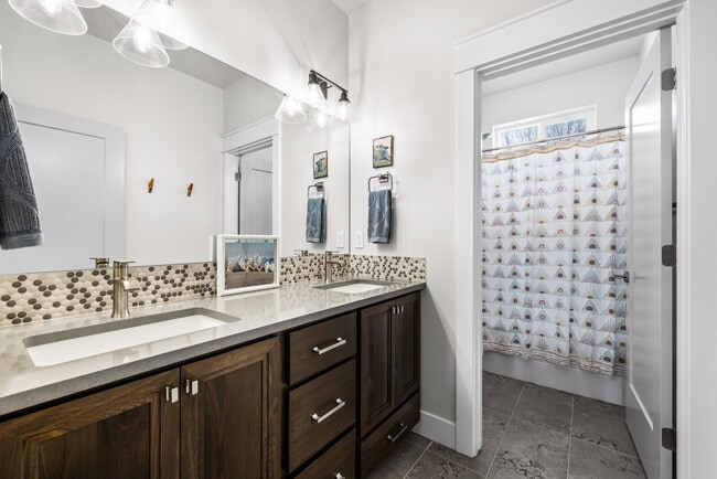 Building Photo - 3340 W Lassen Dr