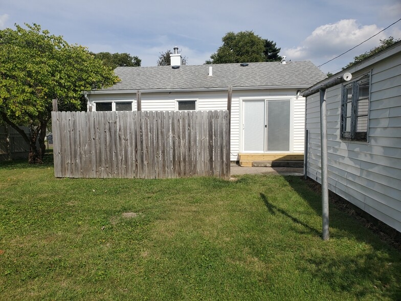 Building Photo - 1201 Hillary Ave