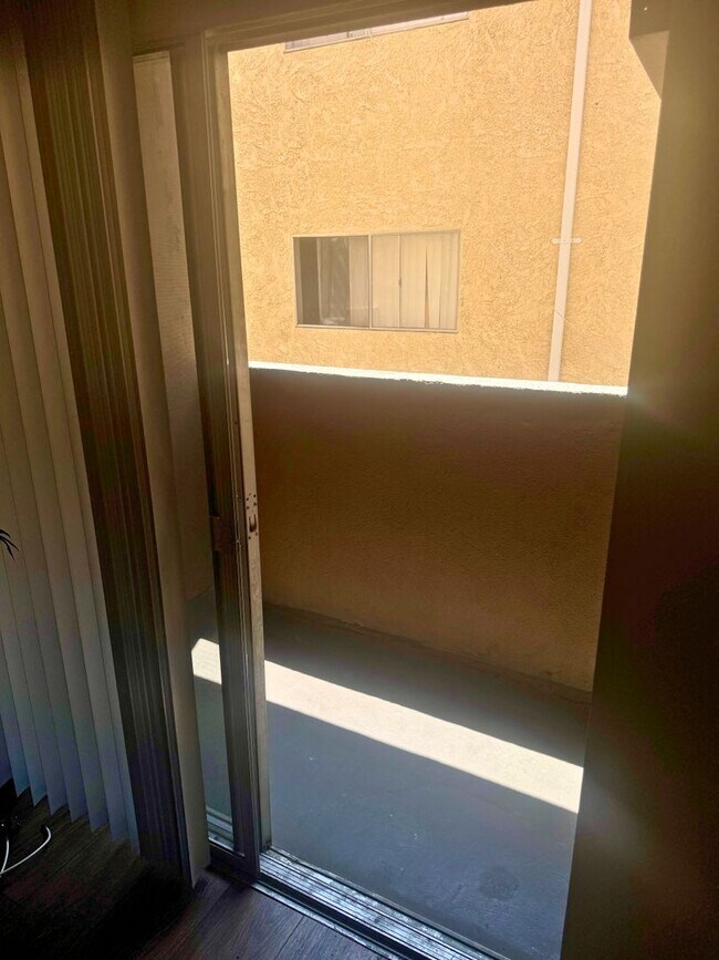 Building Photo - Cute Move-In Ready Studio Apartment