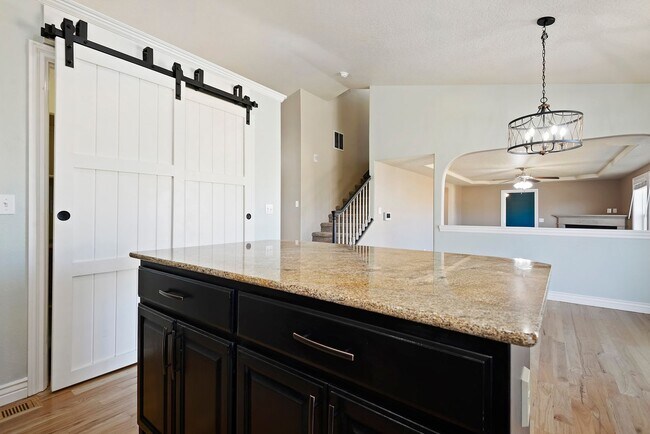 Building Photo - 4bed, 2.5bath, 2,085sq.ft. home in Creeksi...