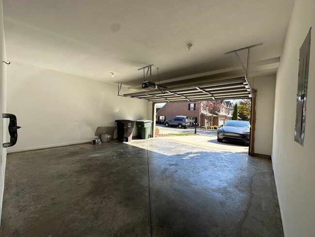 Building Photo - Townhome in a great location!