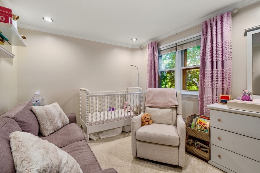 Building Photo - 137 Bolton St