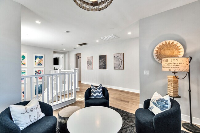 Building Photo - Light and bright 4 bedroom 3 bath beauty i...