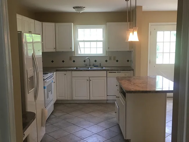 Building Photo - Spacious 4-bedroom, 1.5-bath townhome