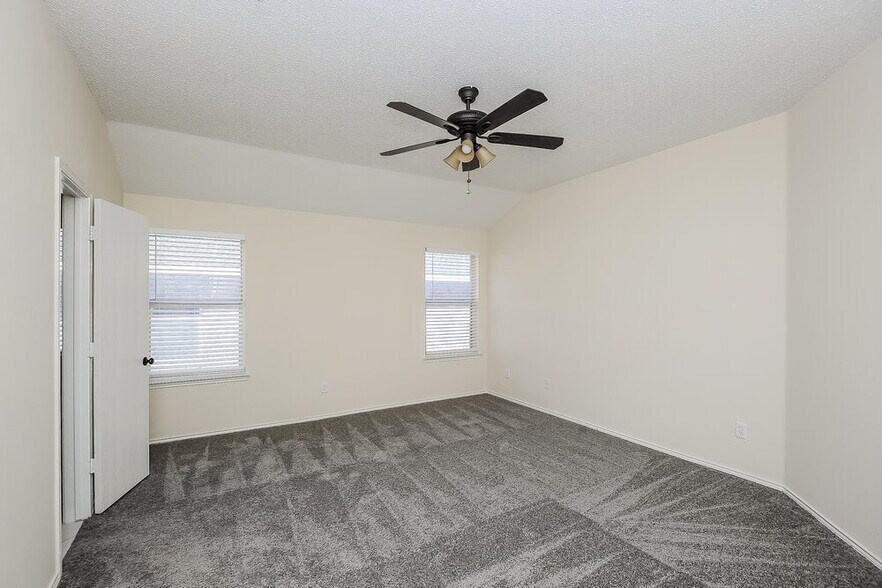 Building Photo - 720 Duke Dr