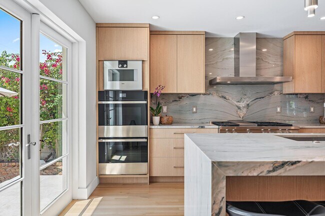 Building Photo - 306 Cordova Rd