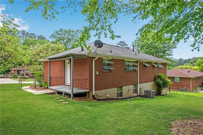 Building Photo - 718 Birchwood Ln SW