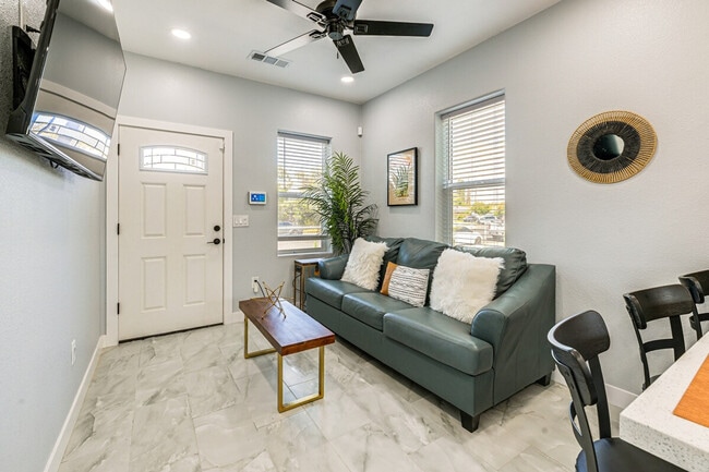 Building Photo - 226 E 10th St