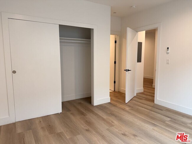 Building Photo - 914 7th St