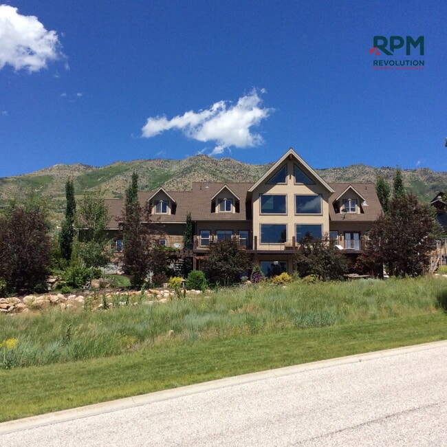 Building Photo - "Experience Luxury Living: Spacious 5-Bed ...