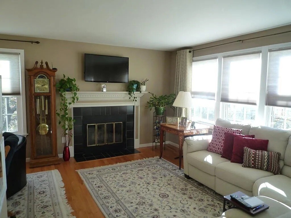 Living Room - 33 Water St