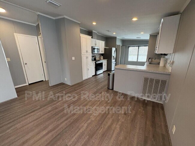 Building Photo - 712 Choo Choo Ln