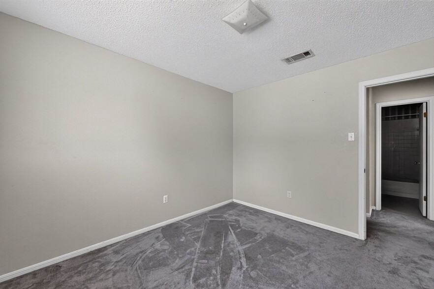 Building Photo - 105 Lariat Cir
