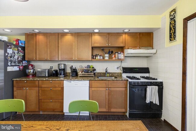 Building Photo - 3285 Chatham St