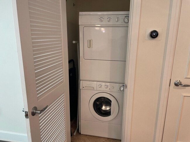 Building Photo - Beautiful Downtown Condo