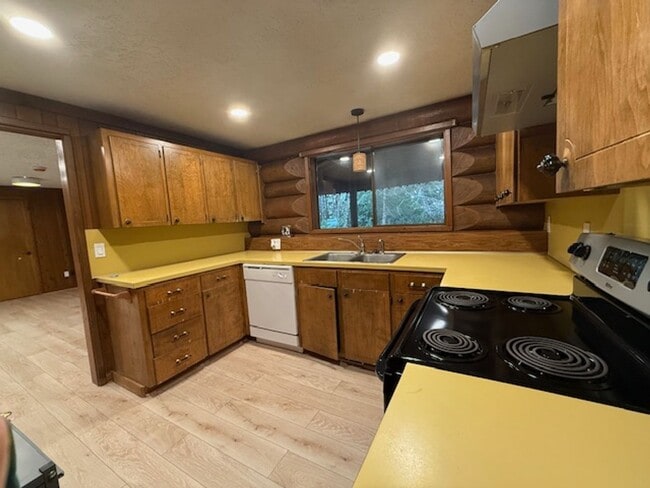 Building Photo - Charming 3BR Country Log Home in the Willamette Valley