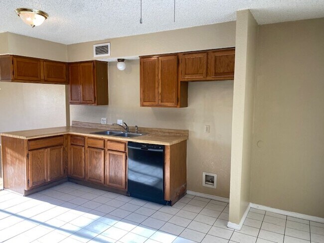Building Photo - 5630 Brookview Ct