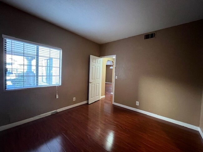 Building Photo - beautiful 2 bedroom condo