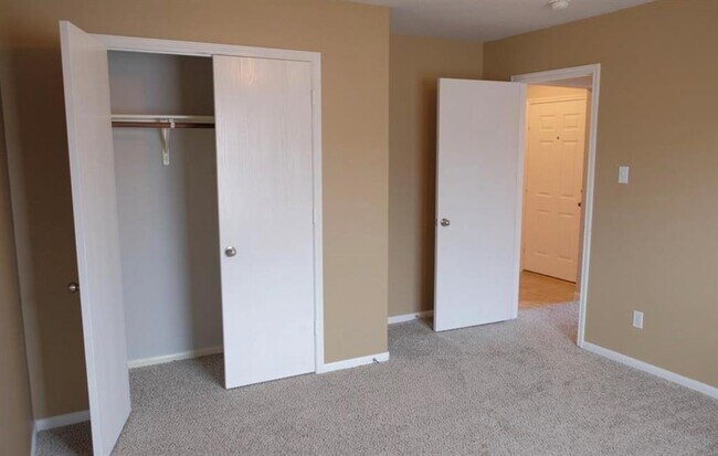 Building Photo - 2426 Halstead Dr